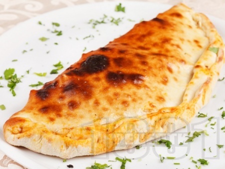 Пица Калцоне с пилешки гърди, тиквички, домати и кашкавал - снимка на рецептата